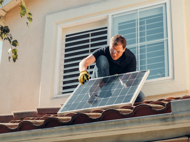Zonnepanelen op plat of schuin dak: wat werkt het beste in de praktijk?
